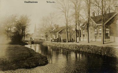 15326 Gezicht op de Oudhuizerweg met wetering, bebouwing en beplanting te Wilnis uit het oosten. N.B. De gemeente ...